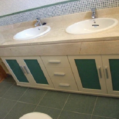 Mueble bajo encimera con cristales verdes