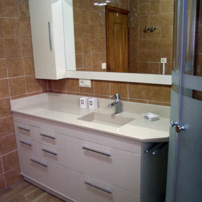 Mueble blanco con cajones y lavabo integrado