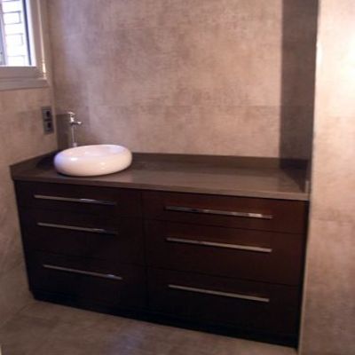 Mueble con cajones y lavabo sobre encimera