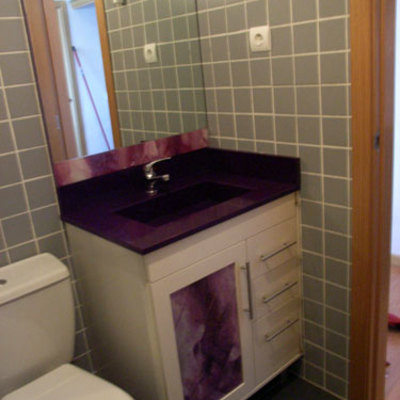 Mueble con encimera color lila y cristal fusing