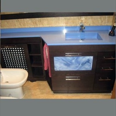 Mueble con encimera compac azul y cubreradiador