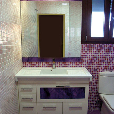 Mueble con encimera de porcelana y cristal fusing morado