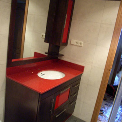 Mueble con encimera en rojo pasión y lavabo bajo encimera