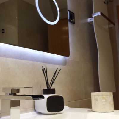 Mueble con espejo retroiluminado