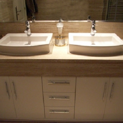 Mueble con faldon y lavabos sobre encimera