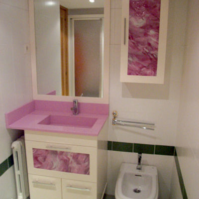 Mueble con lavabo integrado con toallero y auxiliar
