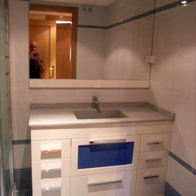 Mueble con lavabo integrado y cristala zul