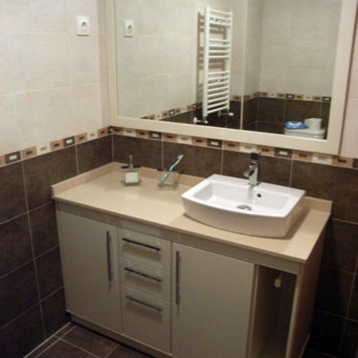 Mueble con lavabo sobre encimera