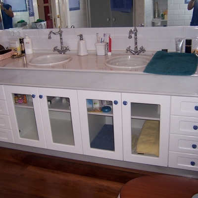 Mueble de baño con puertas en madera de Suecia lacada en blanca y cristal para visillo. 