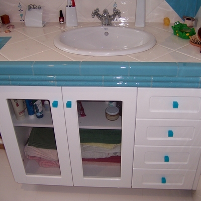 Mueble de baño en madera de Suecia lacada en blanco con faja de azulejos. 