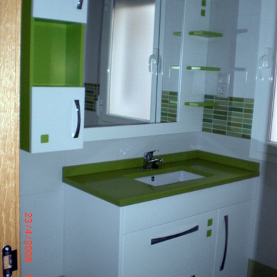 Mueble de baño lacado en blanco y verde