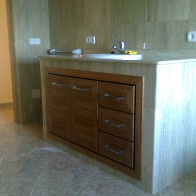 Mueble empotrado de baño en madera de sippo.