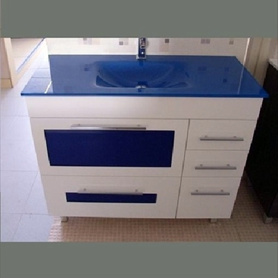 Mueble encimera de cristal azul y cristales en azul