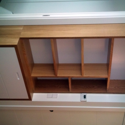 Mueble-librería madera roble y cajones lacados