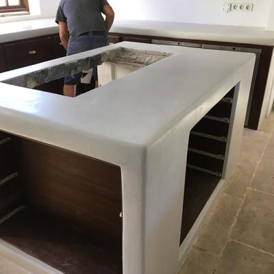 Muebles de cocina en microcemento blanco.
