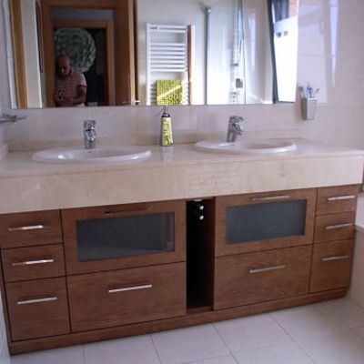 Mueble nogal bajo encimera con toallero