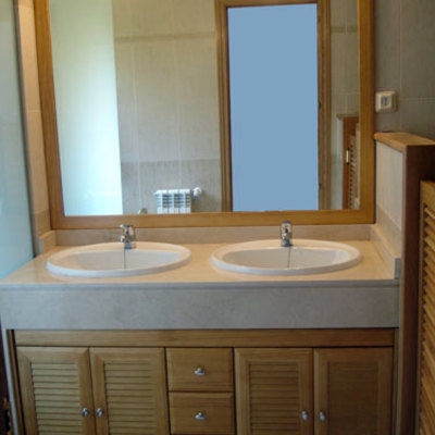 Mueble roble con puertas en persiana