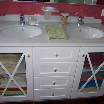 Muebles de baño en madera de Suecia lacada en blanca y en wengue. 