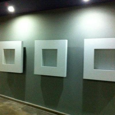 Muebles expositores lacados en blanco.