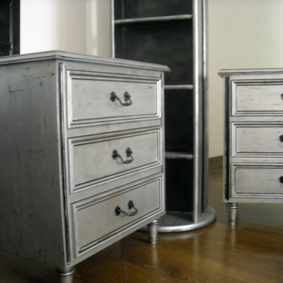Muebles pintados en plata y negro(originalmente barnizados en caoba)