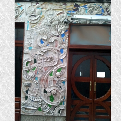 Mural de Hormigón y vidrio en exteriores