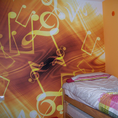 Mural de vinilo en hab. juvenil.