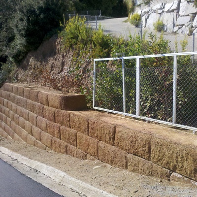 Muro con piezas de hormigón "Famada i Pla"