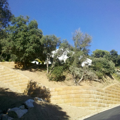 Muro con piezas de hormigón "Famada i Pla"