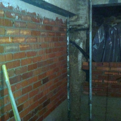 muro de ladrillo tosco