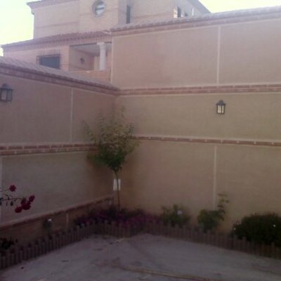 muro renfoscado en cemento blanco con ladrillos de era