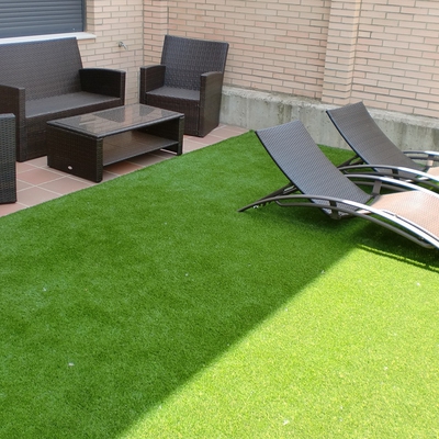 Césped sobre tierra con mobiliario de ratán