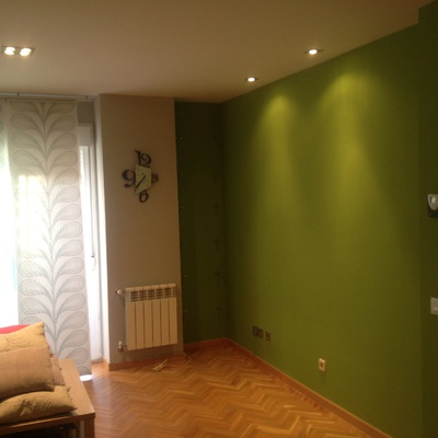 Contrastes grises y verdes en salon.