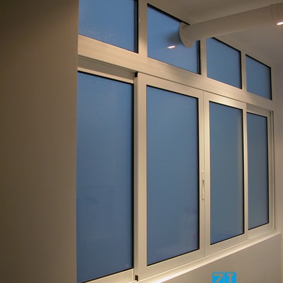 Cerramiento de galería con sistema de hojas correderas