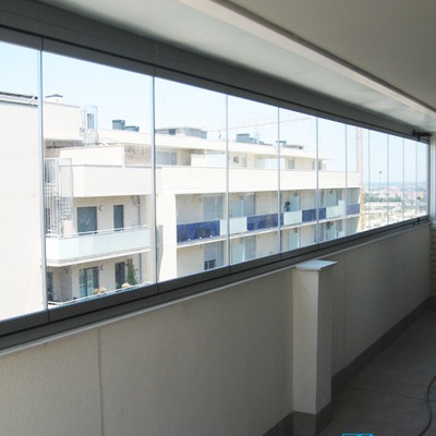 Cerramiento con cortina de cristal