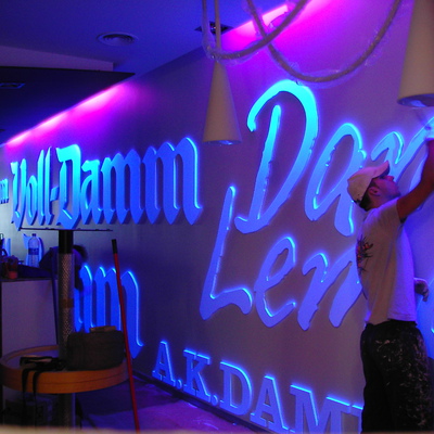 letras fluorescentes "los italianos" Barcelona