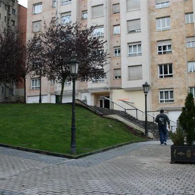 Edificio y plaza en Oviedo