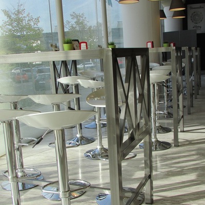 Mesas altas de acero