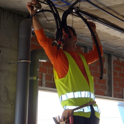 Nuestro electricista siempre trabajando con la maxima seguridad