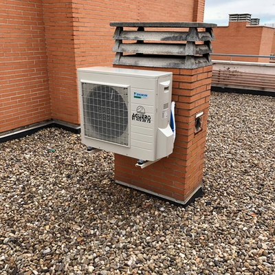 Condensadora en azotea del edificio