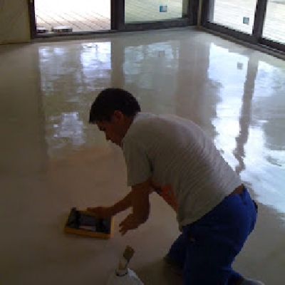 Operario de Andén aplicando microcemento.