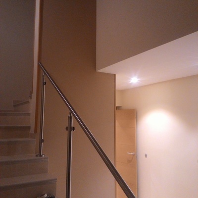 Obra nueva. Alicatado, pintura, instalación eléctrica.