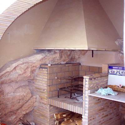 Paellero integrado en roca de terreno