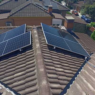Instalación de Placas Solares en una vivienda residenciales una excelente manera de aprovechar la energía renovable y reducir la dependencia de fuentes de energía no sostenibles.