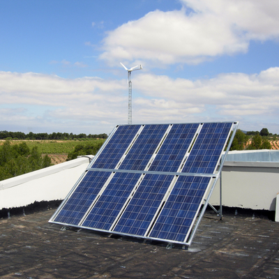 Paneles solares y aerogenerador