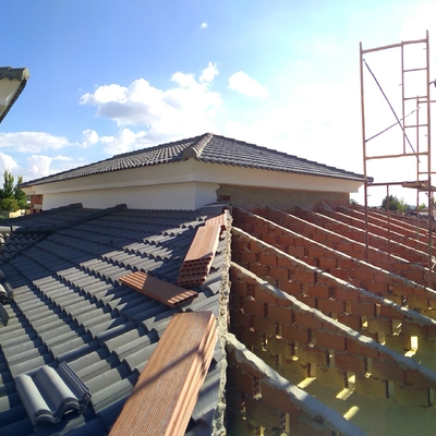 Cubierta de teja hormigón negra