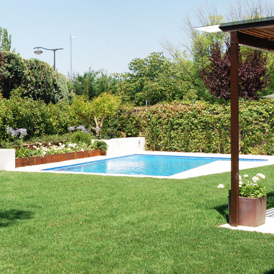 Reforma integral de jardín, con piscina y pérgola