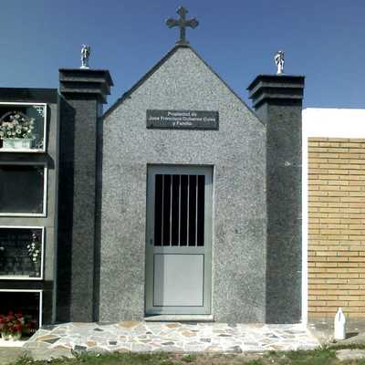 Panteón Bañugues (Exterior)