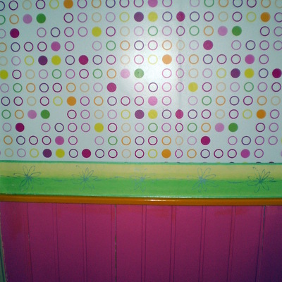 PAPEL PINTADO CON ZOCALO LACADO Y CENEFA