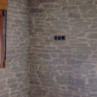 PARED CON PANEL DE POLIESTER IMITACION PIEDRA