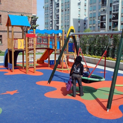 Parque infantil de barrio .